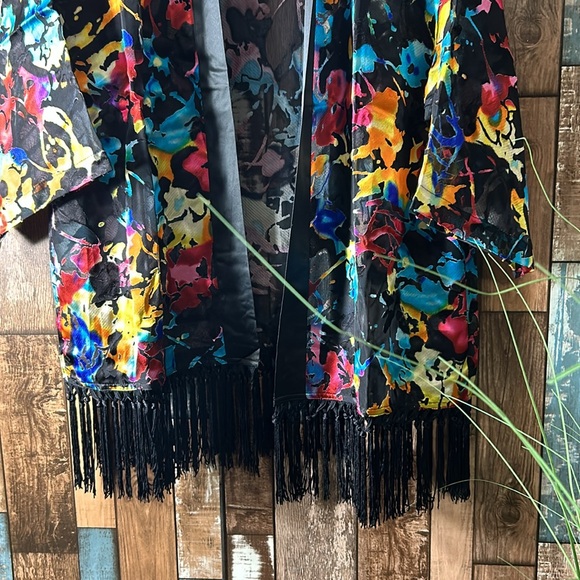 Draper’s & Damons Large colorful floral fringe bottom top - Picture 4 of 16